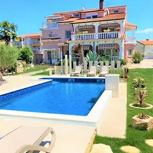 Engel With Pool Poreč